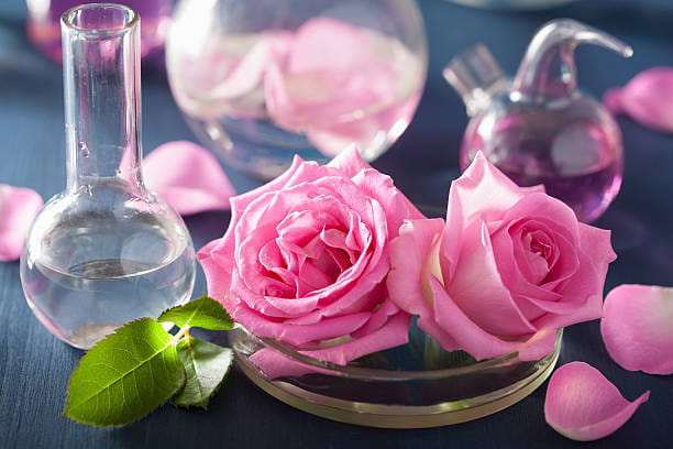 تصویر 1 از گلاب رایحه عصاره‌ ای طبیعی از گل محمدی با عطری ماندگار